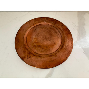Assiette de présentation ronde en cuivre martelé avec support, couleur or rose – Meilleurs articles de cuisine et vaisselle - Product Image 3