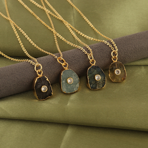 Collar con colgante de cuarzo ahumado natural irregular, cadena de cable chapada en oro con detalles de circonita cúbica, joyería unisex. - Product Image 2