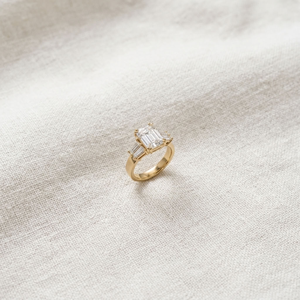 Bague de fiançailles et de mariage en or 14 carats avec trois diamants taille émeraude sertis à griffes, certifiée IGI pour femme - Product Image 4