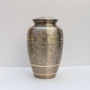 Urna Funeraria de Latón Grabada a Mano de Primera Calidad con Acabado Bronce, Grabado Personalizado, Forma Clásica para Guardar Cenizas Humanas - Product Image 1