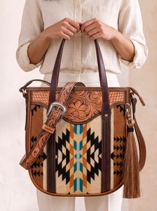 Sac bandoulière messager pour femme en cuir véritable, léger, style bohème western, avec pompons, motif géométrique et fermeture éclair, forme couverture de selle - Product Image 4