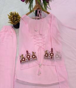 Ensemble prêt-à-porter entièrement cousu avec haut en faux georgette brodé et orné de sequins, pantalon et dupatta. - Product Image 5