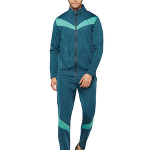 Renueva tus atuendos diarios con este chándal para hombre, que ofrece una silueta cómoda y un look impecable para múltiples ocasiones. - Product Image 1