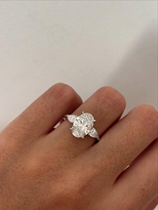 Anillo de compromiso de tres piedras con diamante ovalado cultivado en laboratorio de 3 CT – Anillo de diamante ovalado certificado por IGI con piedras laterales en forma de pera - Product Image 3