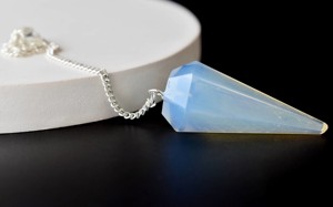 Pendules facettés sculptés en opale blanche de haute qualité pour la radiesthésie, le Reiki, la guérison et l'équilibrage des chakras - Product Image 5