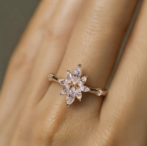 Anillo de lujo chapado en oro de 14 quilates con diseño de flor marquesa y racimo, estilo vintage, con diamantes en forma de copo de nieve y estrella, ideal para fiestas de compromiso, para mujer. - Product Image 6