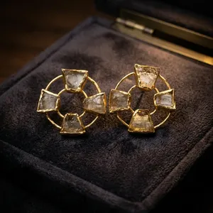 Boucles d'oreilles clous géométriques en laiton plaqué or 18 carats avec quartz serti clos, motif floral, bijoux vintage tendance pour femme - Product Image 3