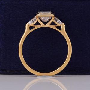 Anillo de diamante cultivado en laboratorio con corte esmeralda en oro amarillo macizo con piedras laterales en forma de pera y diseño clásico de tres piedras, regalo para ella. - Product Image 2