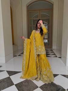 Robe Anarkali brodée couleur moutarde pour femme, style traditionnel indien pakistanais, longueur ras du sol, en soie, coupe classique - Product Image 3