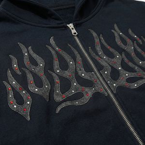 Sudadera con capucha negra con cremallera y motivo de llamas — Sudadera urbana con cremallera completa, detalles de tachuelas y bolsillos canguro |   Marca Privada OEM/ODM - Product Image 3