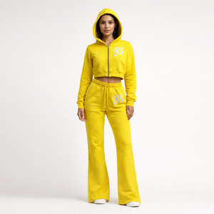 ชุดวอร์มผู้หญิงแบบกำหนดเองสำหรับฤดูหนาว ชุด 2 ชิ้น ผ้าฟลีซ เสื้อฮู้ดซิปแบบครอปและกางเกงขายาวทรงบาน กันน้ำ ชุดกีฬาแบบเต็มตัว - Product Image 2