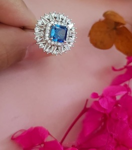 Bague élégante et tendance pour femme en alliage de platine plaqué argent, design de créateur, en laiton, avec zircon étincelant, idéale pour les mariages, les anniversaires et les cadeaux de fête - Product Image 4