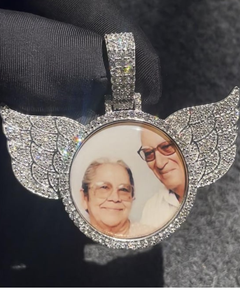 Pendentif personnalisé Ailes d'Ange avec photo, en argent sterling 925 et moissanite, breloque photo de famille, médaillon souvenir - Product Image 1