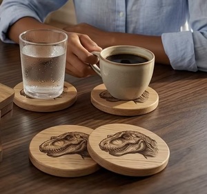 Ensemble de sous-verres carrés en bois avec motif dinosaure, tapis réutilisables, finition naturelle, épaisseur 10 mm, faits à la main, rustiques, diamètre 10 cm - Product Image 4
