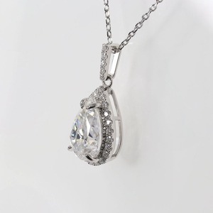 Collier pendentif solitaire en moissanite très demandé, aspect diamant, pour femme élégante, disponible à la vente - Product Image 1