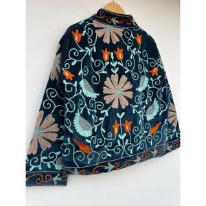 Chaqueta de Invierno de Terciopelo Suzani Bordada a Mano con Cierre de Botones, Largo Regular, Material de Algodón - Product Image 5