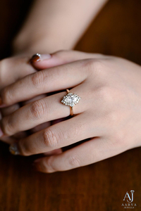 Anillo de Compromiso Solitario de Moissanita con Corte Marquesa Chapado en Oro de 14K y Engaste de Puntas para Mujer - Joyería de Lujo para Boda - Product Image 6