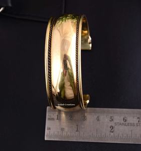 Brazalete abierto de latón puro, brazalete pulido ajustable hecho a mano para hombres y mujeres, joyería de moda minimalista y atemporal - Product Image 6