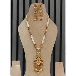 Ensemble collier et boucles d'oreilles longs en moissanite plaqué or, qualité supérieure, style antique, pour collection de mariage. - Product Image 2