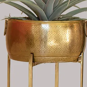 Macetero decorativo de latón para el hogar y la oficina, elegante soporte para plantas de interior y exterior de proveedor indio para exportación a granel. - Product Image 4