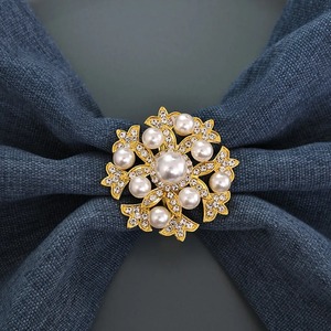 Elegantes Anillos para Servilletas con Diseño Floral Dorado y Perlas, Juego de 4 para una Cena Sofisticada, Porta Servilletas de Metal Dorado de Lujo con Forma de Flor - Product Image 2