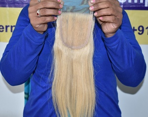 Venta al por mayor de pelo de templo indio virgen natural crudo sin procesar cutícula alineada doble trama 5*5 cierre recto Rubio cabello humano - Product Image 5