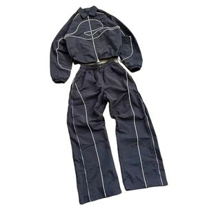 Ensemble de survêtement réfléchissant unisexe, veste zippée streetwear et pantalon large, tenue deux pièces techwear tendance pour le sport décontracté - Product Image 1