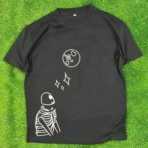 เสื้อยืดคอกลมผู้ชายผ้าฝ้าย 100% คุณภาพพรีเมียม สไตล์สตรีทแวร์ พร้อมลายพิมพ์นูนและลายพื้นเรียบ ขายส่ง - Product Image 5