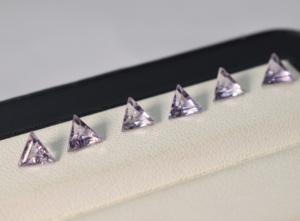 Kunzite de laboratoire Corindon 9 mm facetté en forme de trion, qualité AAA, pierres précieuses en vrac pour la fabrication de bijoux de luxe, pierre de naissance d'octobre - Product Image 2