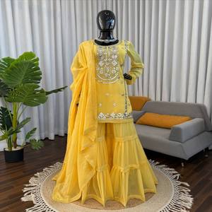 VASTRA COTTAGE Traje Sharara de Georgette Sintética con Bordado de Hilo y Lentejuelas, Conjunto de Top y Dupatta de Diseño con Encaje Elegante para Mujer - Product Image 1