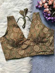 Blouse en coton Ajrakh à col en V, imprimé galaxie, style moderne, élégante et attrayante, fabriquée en Inde. - Product Image 6