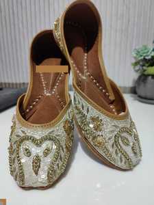 BS INTERNATIONAL 2026 Chaussures de marche traditionnelles indiennes Rajasthani à la mode pour femmes en cuir véritable brodé couleurs mélangées - Product Image 6
