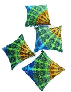 Funda de cojín cuadrada sólida con mandala de pavo real, 100% algodón, decoración étnica moderna y única para el hogar, de consignantes indios. - Product Image 1