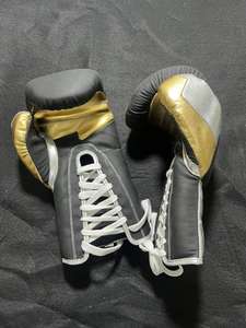 Guantes de Boxeo Personalizados OEM Metálicos NEGROS, Plateados y DORADOS con Cordones - Guantes de Entrenamiento de Cuero PU Profesional para Sanda MMA con Nombre Personalizable - Product Image 3