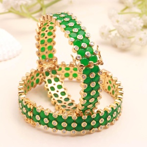 กำไลข้อมือเปิดได้ประดับเพชร CZ สีเขียวมรกต ชุบทอง 22K ดีไซน์เนอร์ คอดา เครื่องประดับงานแต่งงาน ของขวัญสำหรับเธอ - Product Image 2
