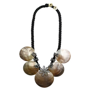 Set di Gioielli alla Moda: Collana e Orecchini con Perle Rotonde di Madreperla, Collana Girocollo a Fiore Tiare su Cordino Intrecciato - Product Image 2