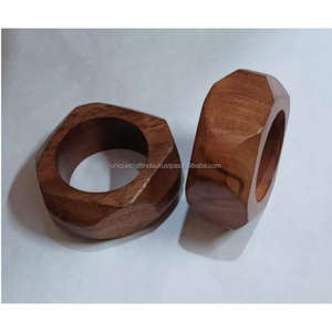 Anneaux de serviette en bois en forme de tambour avec découpes linéaires |   Supports rustiques faits à la main pour une décoration élégante de table et d'événements - Product Image 1