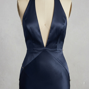 Vestido de noche formal moderno sin mangas, con cuello halter, largo hasta el suelo, en satén azul marino, con espalda con cordones y escote en V profundo. - Product Image 6