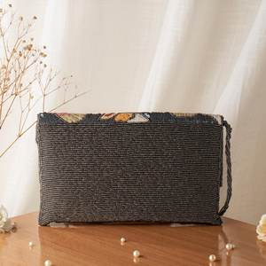 Pochette à bijoux de luxe faite à la main pour femme, broderie florale colorée, élégante, légère, moderne, carrée, idéale pour les soirées - Product Image 2