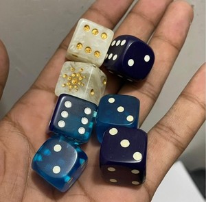 Ensemble de dés en résine artisanale de qualité supérieure avec points dorés et blancs, couleurs bleues et crème, objet artistique de collection pour jeux de table - Product Image 1