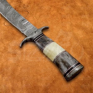 Cuchillo Bowie de Caza OEM Personalizado Hecho a Mano de Acero de Damasco SIZZCO con Mango de Hueso de Camello, Hoja Fija de Supervivencia, Funda de Cuero, 3 Años de Garantía - Product Image 5