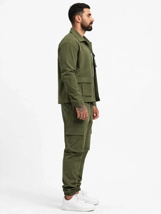 Ensemble de survêtement pour homme ONETEN vert olive, pantalon de jogging à poches cargo et cordon de serrage, veste boutonnée, tenue 2 pièces - Product Image 3