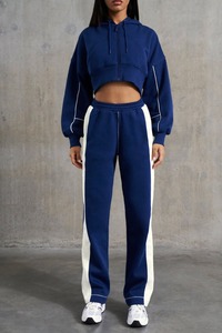 Ensemble survêtement personnalisé avec logo pour femme, collection automne 2026 – Ensemble 2 pièces hiver pour femme, comprenant un crop top uni et un pantalon de survêtement - Product Image 2