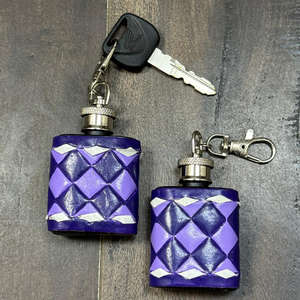 Latest Wholesale Portable Mini Hip Flask Keychain Genuine Leather Checkered Pattern Pocket Bottle with Clip Gift for Unisex - Product Image 5
