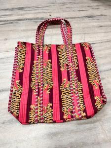Sac fourre-tout en coton à imprimé floral en gros, sacs fourre-tout de luxe de qualité supérieure fabriqués en Inde, produit par un fabricant et exportateur indien - Product Image 3