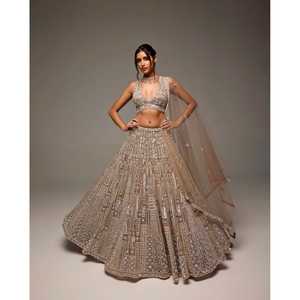 Lehenga Choli de créateur pour les fêtes et les mariages avec des broderies - Product Image 4