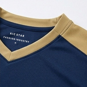 Camiseta Deportiva de Algodón Transpirable de Alta Calidad con Cuello en V, Logotipo Personalizado, Ribete en Contraste en Hombros y Mangas, Dos Tonos, Estilo Béisbol - Product Image 2