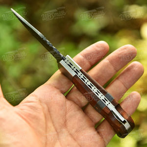 Cuchillo Plegable Artesanal de Cobre Damasco con Mango de Cuerno de Carnero y Madera de Palisandro, Cuchillo de Bolsillo para Camping, Personalizado para OEM - Product Image 5