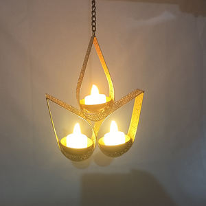 Apportez une touche de lueur dorée à votre espace avec ce magnifique porte-bougie suspendu. Parfait pour ajouter une touche moderne et traditionnelle à n'importe quelle pièce. - Product Image 6