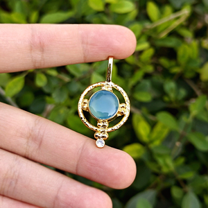 Pendentif de créateur en chalcédoine bleu ciel, cabochon rond, avec accent de micro-cz, plaqué or 18 carats, bijoux fantaisie. - Product Image 3